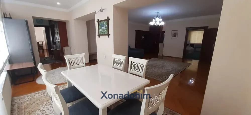 Mirzo Ulug'bekda 5 xonali kvartira, 200 m², 2/4-qavat